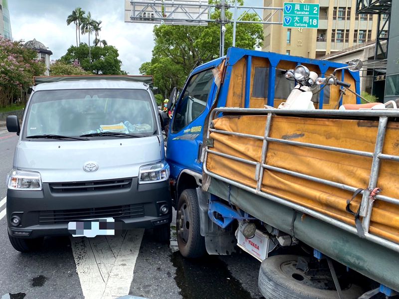 宜蘭市中山路發生連環車禍3人輕傷送醫
