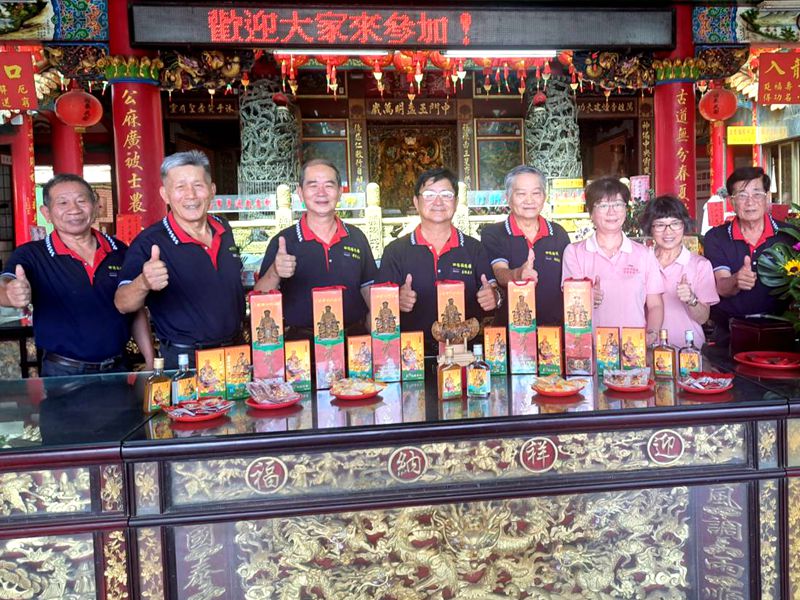 土地公紀念酒贈信眾四結福德廟中秋擲杯賜福