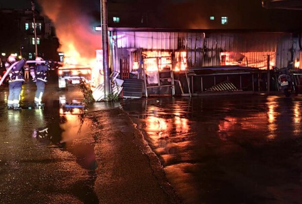 宜蘭工廠火警伴爆炸聲 二樓陽台五人脫困!