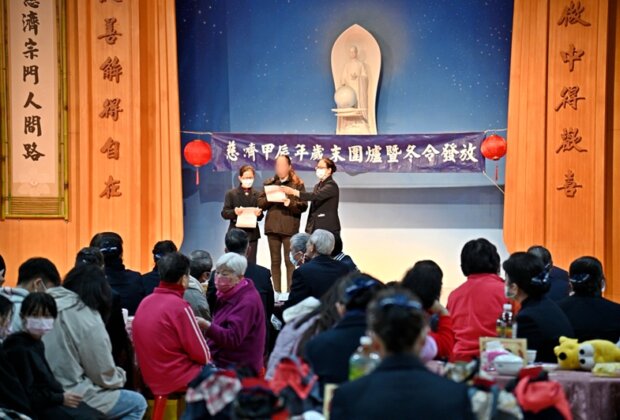 慈濟與弱勢家庭、獨居長者提早圍爐過新年