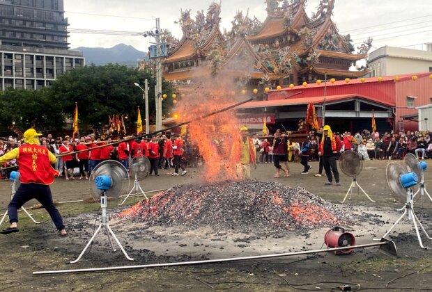 頭城大坑罟關聖帝君263年祭典跳過火