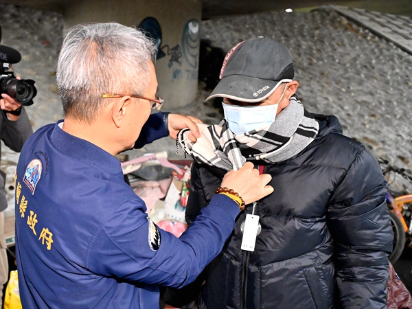 低溫12℃來襲!林茂盛為街友穿衣保暖