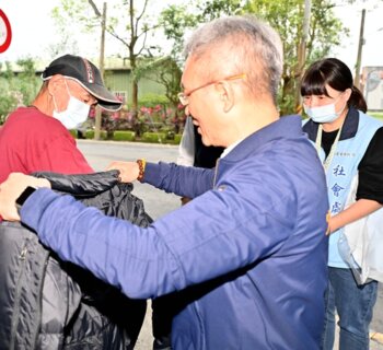 低溫12℃來襲！林茂盛為街友穿衣保暖