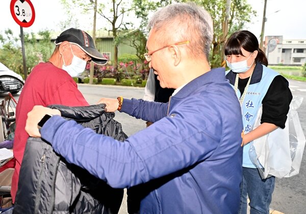 低溫12℃來襲！林茂盛為街友穿衣保暖