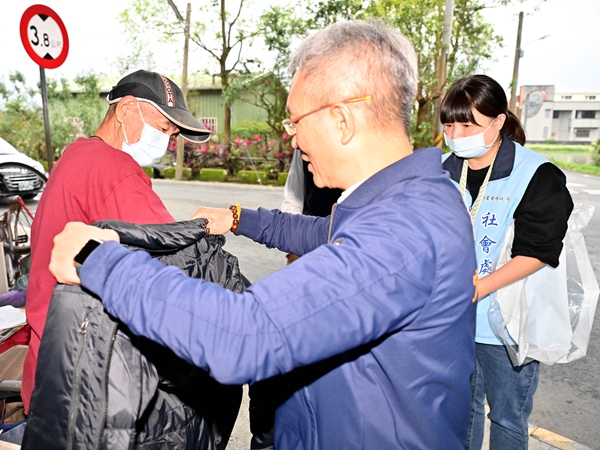 低溫12℃來襲!林茂盛為街友穿衣保暖