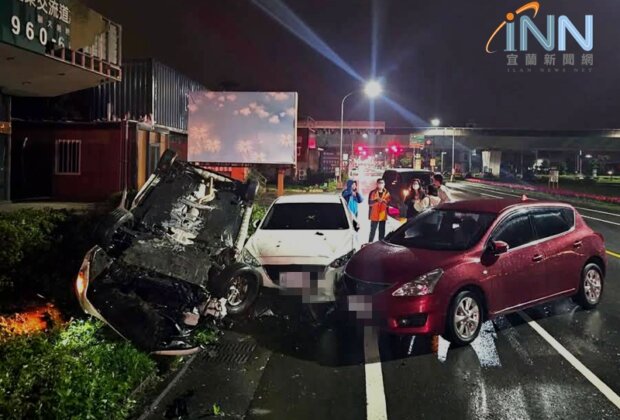 五結路三段碰撞5輛自小客毀損 2駕駛送醫