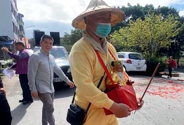 龍抬頭頭城老街土地公回娘家擲聖杯送神龜