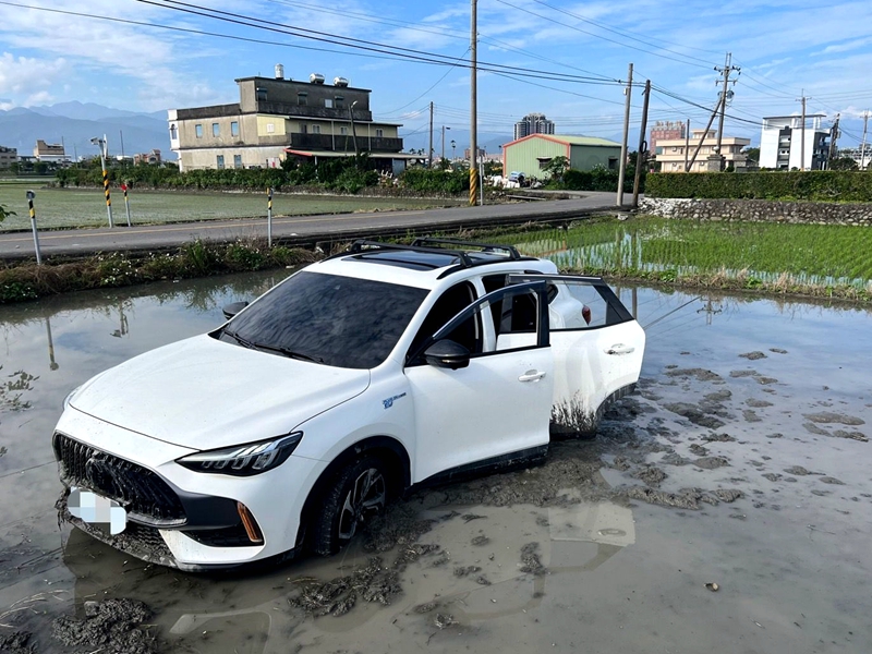五結中福南路口車禍 白色自小客噴飛田中