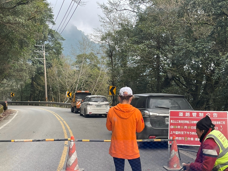 台7甲37k處封路2小時放行一次：等到懷疑人生！