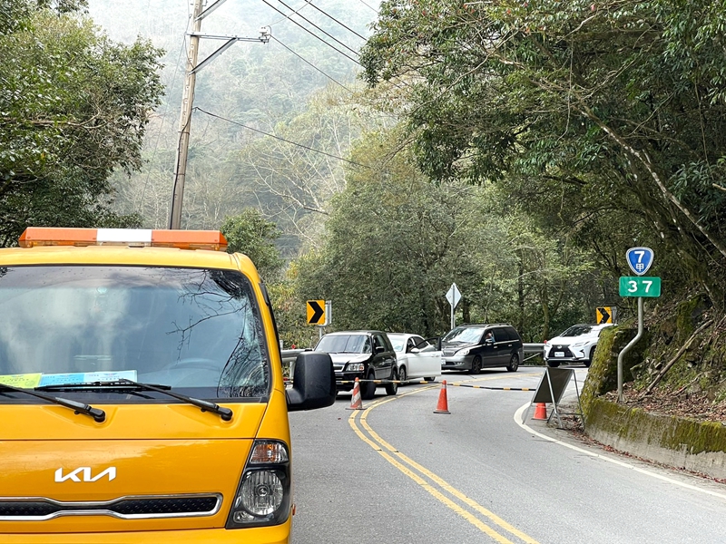 台7甲37k處封路2小時放行一次：等到懷疑人生！
