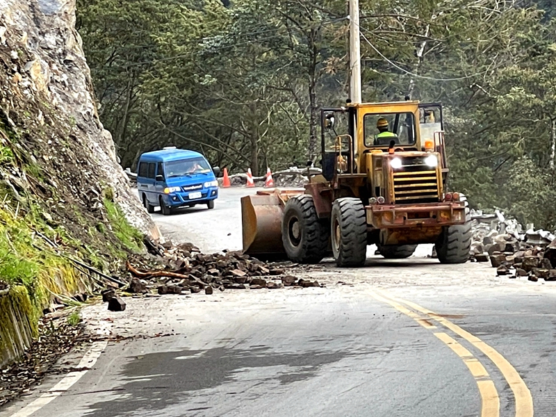 台7甲37k處封路2小時放行一次：等到懷疑人生！