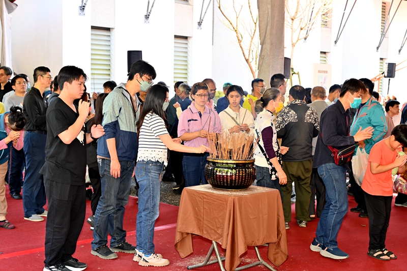 不只追思更是傳承！宜蘭春祭法會千人誦經文
