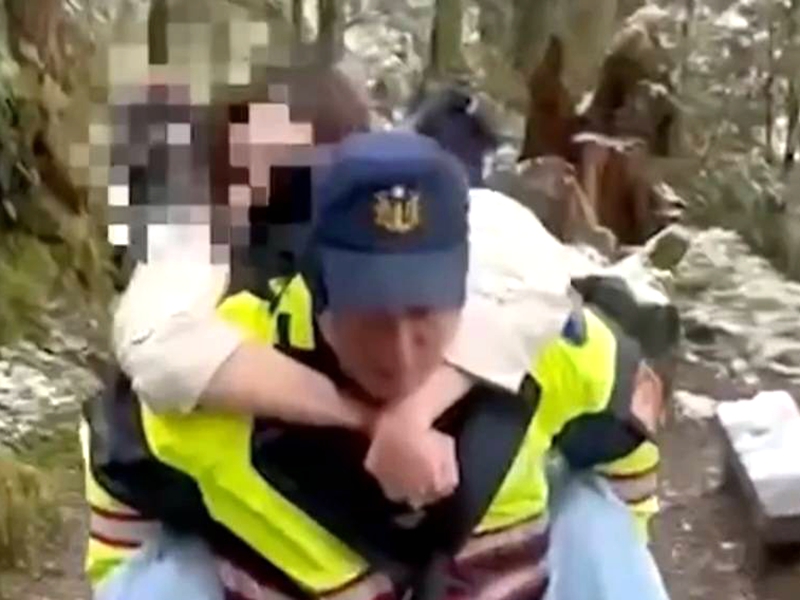 太平山雪地救援!歐巴警背港女感動哭了!