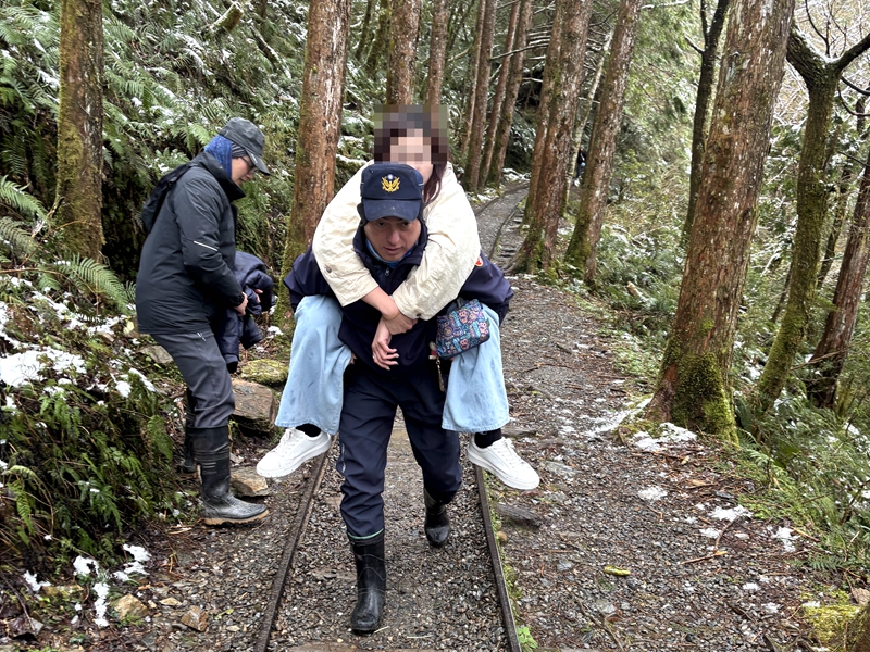 太平山雪地救援!歐巴警背港女感動哭了!