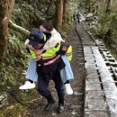 太平山雪地救援！歐巴警背港女感動哭了!