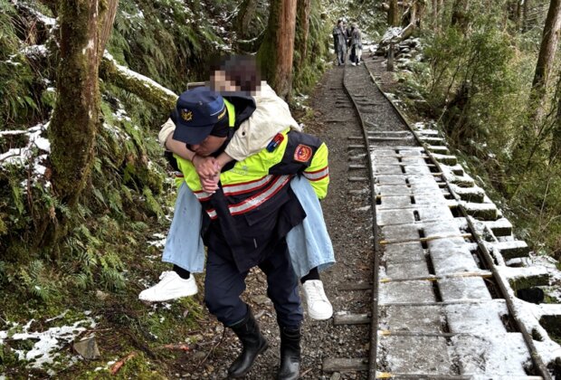 太平山雪地救援！歐巴警背港女感動哭了!