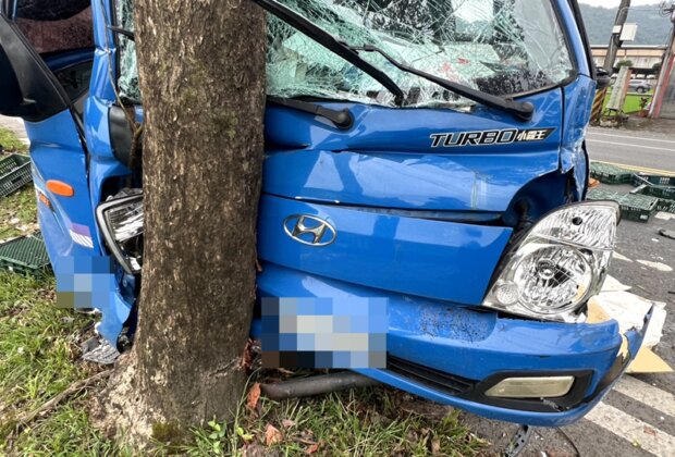 三星蛋車追撞小客車再自撞路樹！駕駛送醫