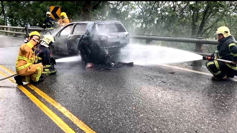 台9丁火燒車!車頭冒煙5分鐘燒成骨