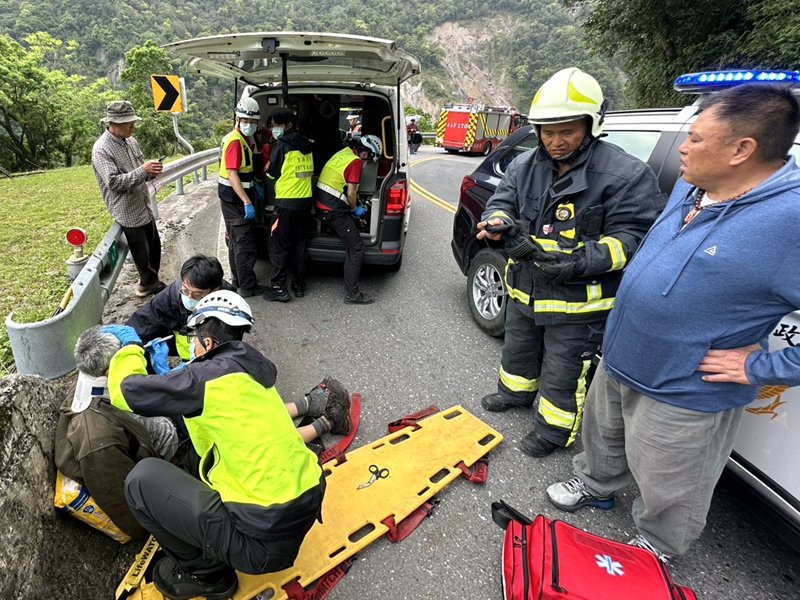 台7甲落石砸車!副駕命危駕駛送醫搶救