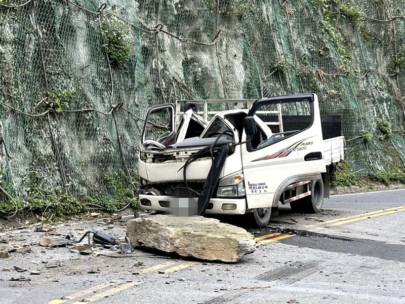 台7甲落石砸車!副駕命危駕駛送醫搶救