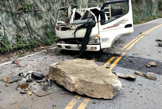 台7甲落石砸車！副駕命危駕駛送醫搶救