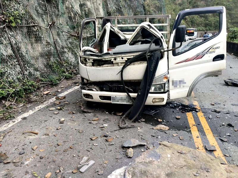 台7甲落石砸車!副駕命危駕駛送醫搶救