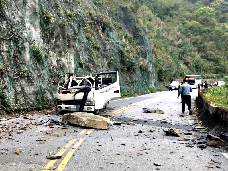 台7甲落石砸車!副駕命危駕駛送醫搶救