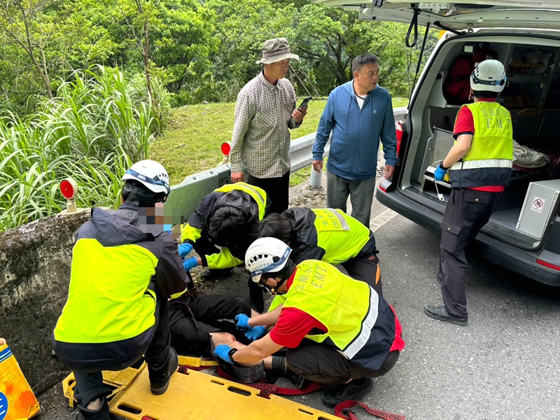台7甲落石砸車!副駕命危駕駛送醫搶救
