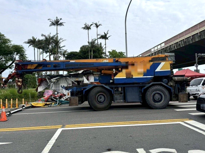 吊車衝炸蛋蔥油餅店!宜蘭五結驚險無傷亡
