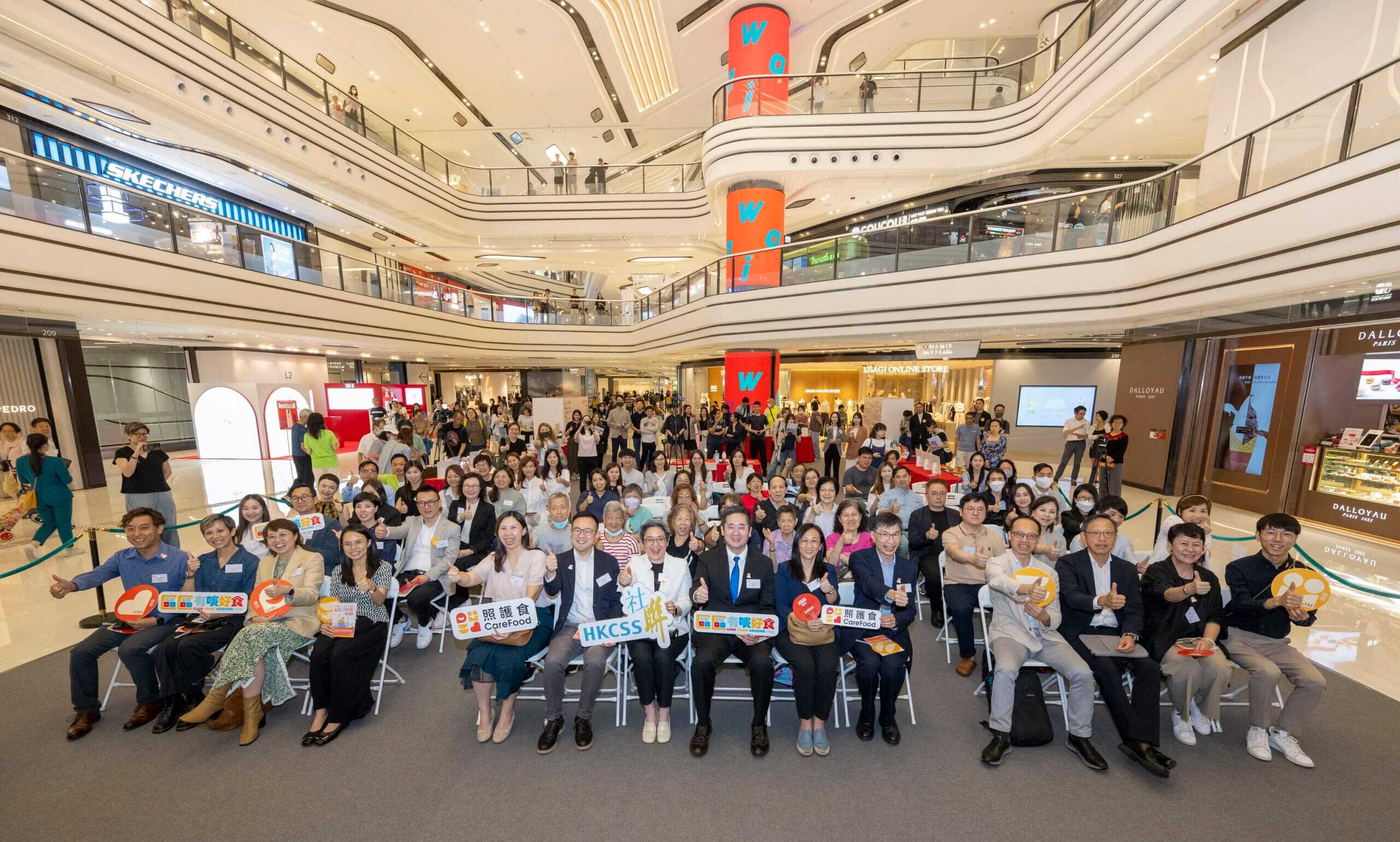 香港社會服務聯會業務總監譚穎茜博士、嘉里控股有限公司社區投資及員工參與高級經理李培德先生、香港社會服務聯會行政總裁陳文宜女士、商務及經濟發展局副局長陳百里博士、社會福利署沙田區助理福利專員黃淑儀女士及香港社會服務聯會顧問蔡海偉先生（前排左五起）與一眾供應商、公眾人士合照。