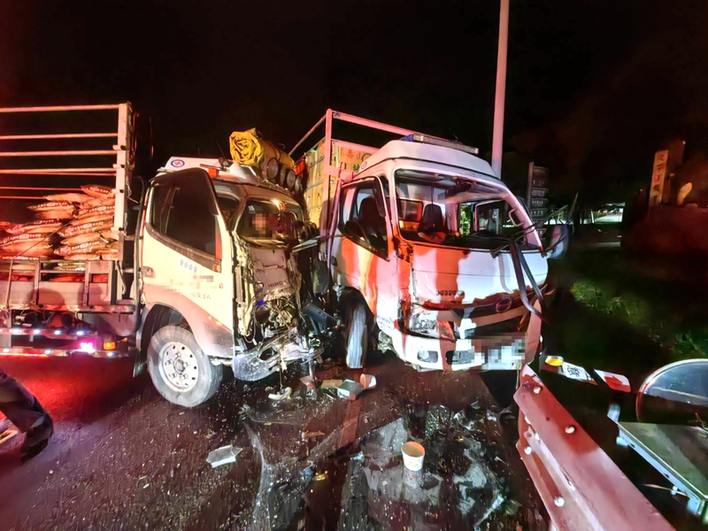 高冷蔬菜貨車與肥料車相撞車禍2人送醫