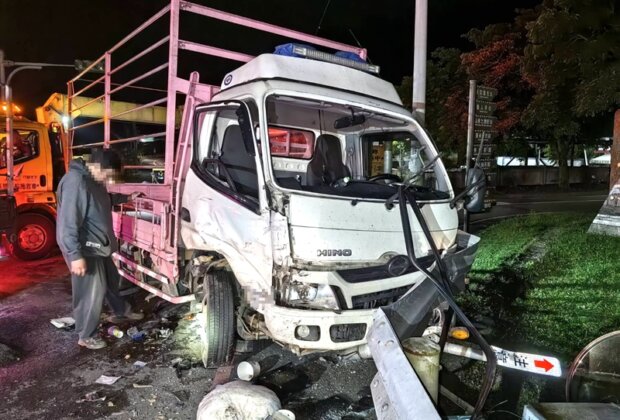高冷蔬菜貨車與肥料車相撞車禍2人送醫