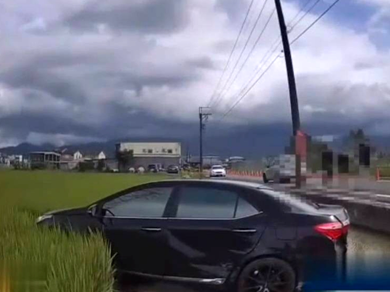 冬山車禍衝田!4人送醫無大礙