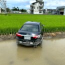 冬山車禍衝田！4人送醫無大礙