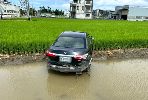 冬山車禍衝田！4人送醫無大礙