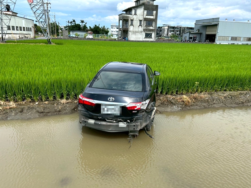 冬山車禍衝田!4人送醫無大礙