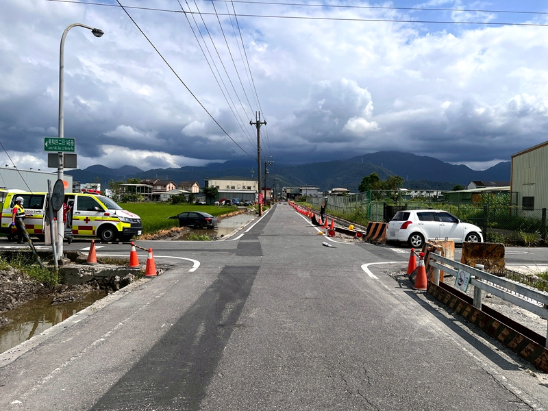 冬山車禍衝田!4人送醫無大礙