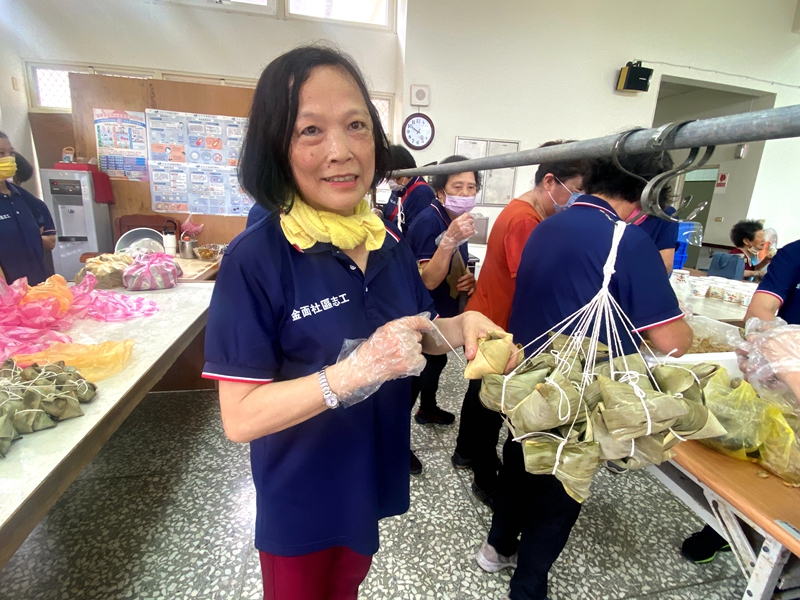 頭城金面愛心粽!獅子會送米助弱勢