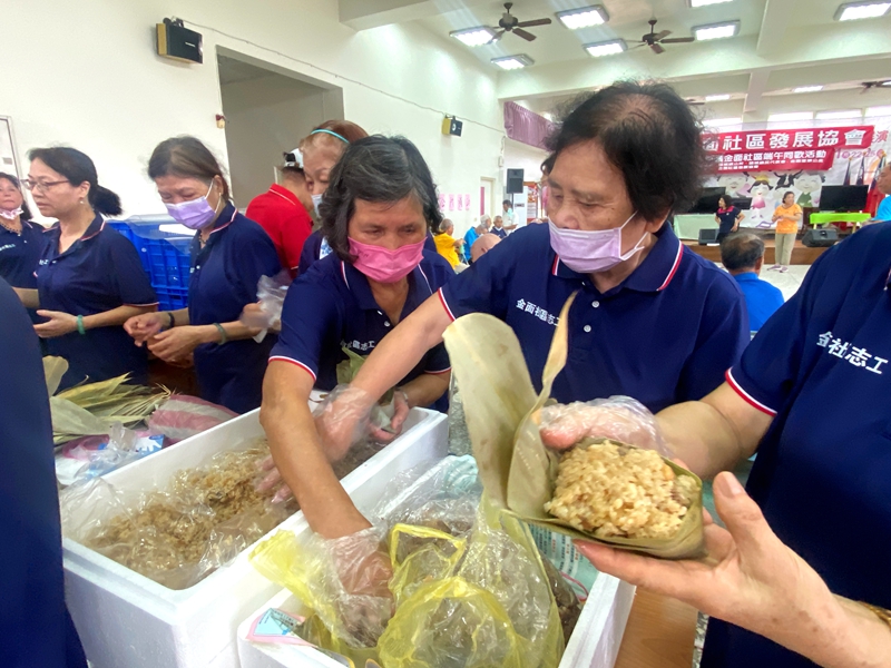 頭城金面愛心粽!獅子會送米助弱勢