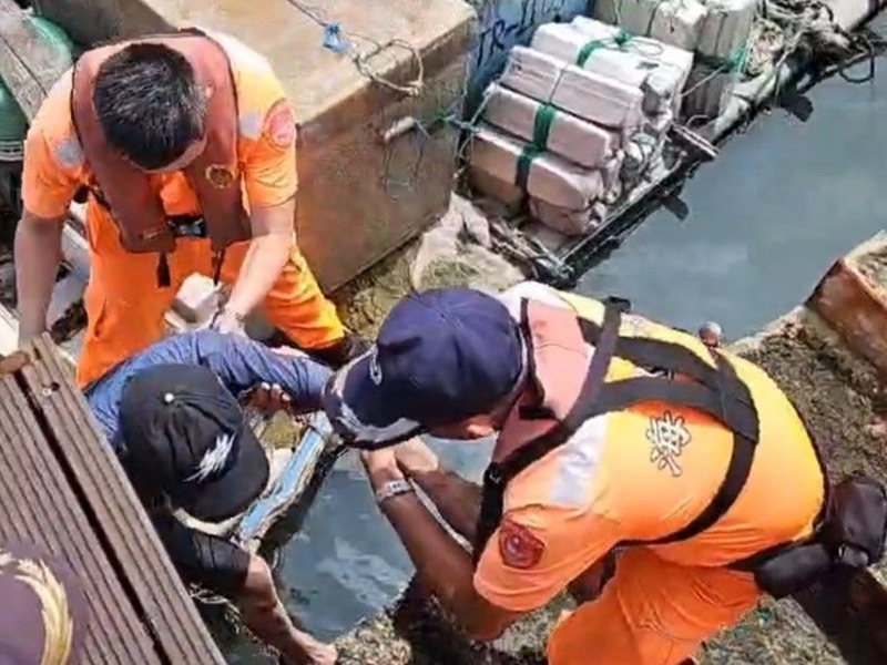 烏石港男子落水驚魂!海巡救援成功!