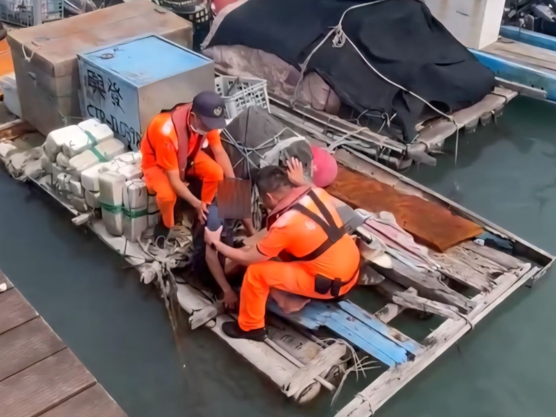 烏石港男子落水驚魂!海巡救援成功!
