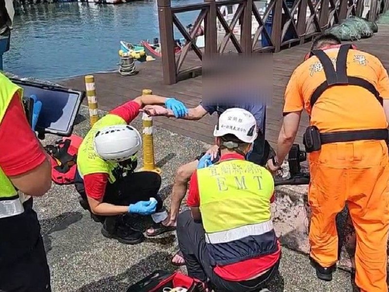 烏石港男子落水驚魂!海巡救援成功!