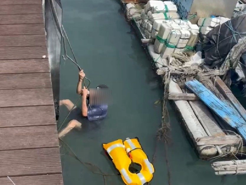 烏石港男子落水驚魂!海巡救援成功!