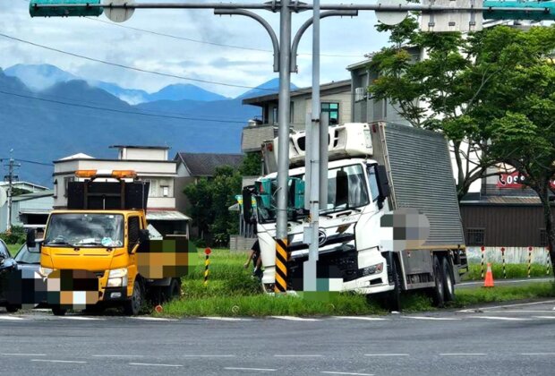 宜市大貨車酒駕自撞　縣民大道號誌受損