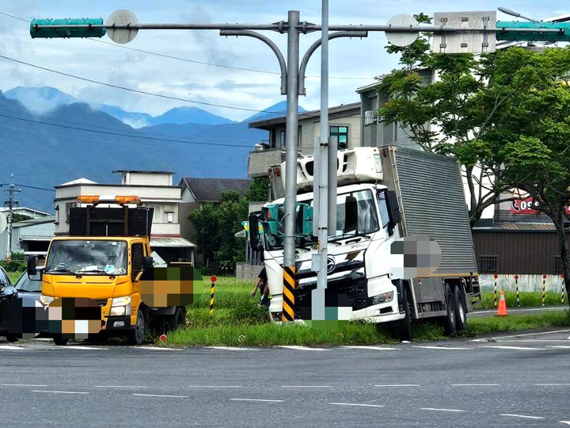 宜市大貨車酒駕自撞 縣民大道號誌受損