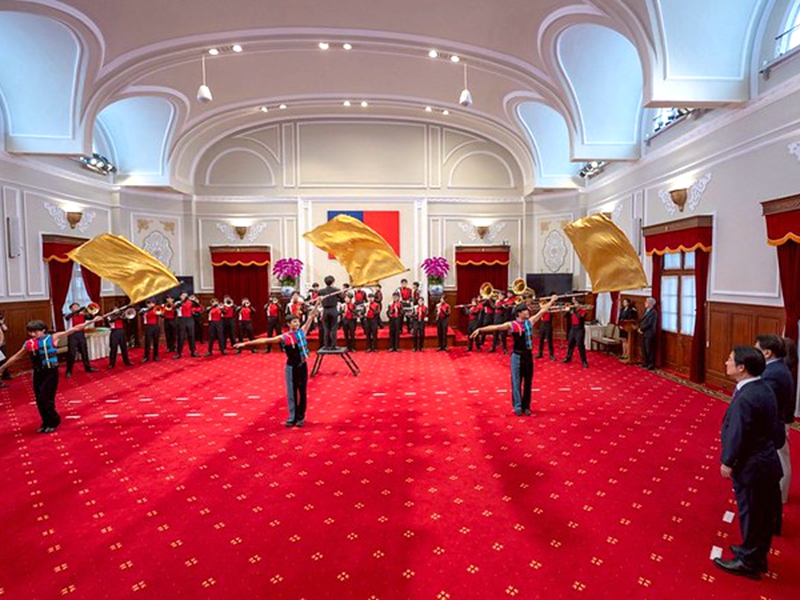 賴總統授旗建中樂旗聯隊期許赴印尼賽事發光(照片總統府提供)