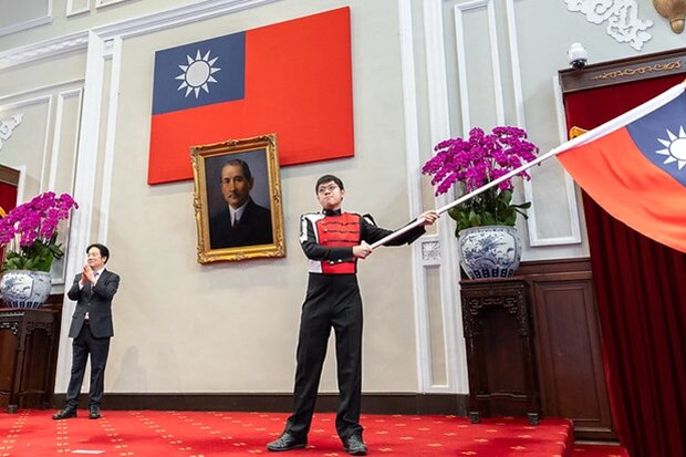 賴總統授旗建中樂旗聯隊期許赴印尼賽事發光(照片總統府提供)