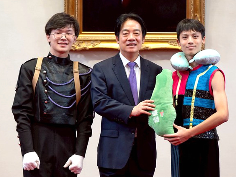 賴總統授旗建中樂旗聯隊期許赴印尼賽事發光(照片總統府提供)