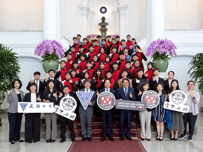 賴總統授旗建中樂旗聯隊期許赴印尼賽事發光(照片總統府提供)
