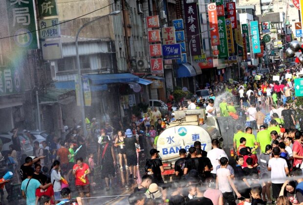 玩水、聽歌、打卡 蘇澳潑水節太瘋了!